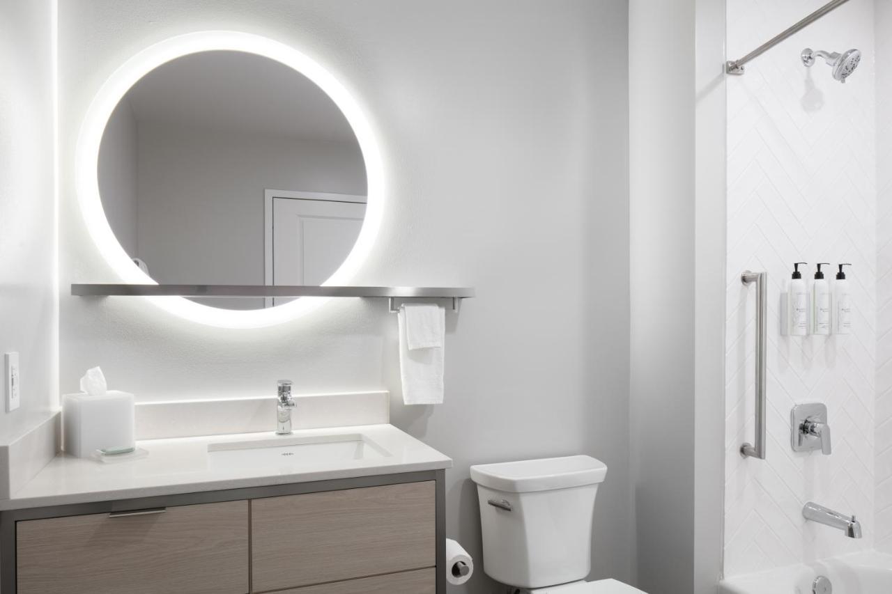 Towneplace Suites By Marriott Ошкош Екстериор снимка