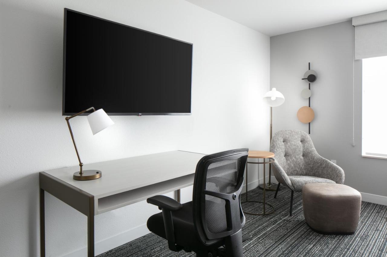 Towneplace Suites By Marriott Ошкош Екстериор снимка