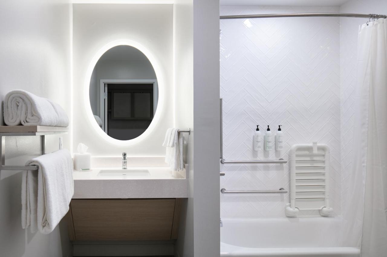 Towneplace Suites By Marriott Ошкош Екстериор снимка