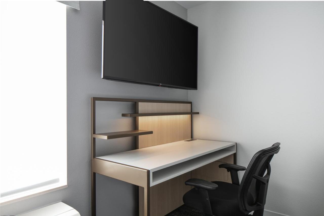 Towneplace Suites By Marriott Ошкош Екстериор снимка