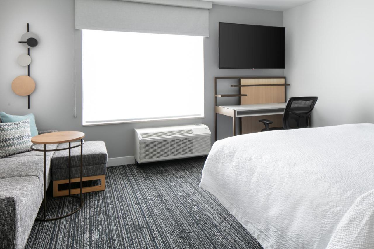 Towneplace Suites By Marriott Ошкош Екстериор снимка