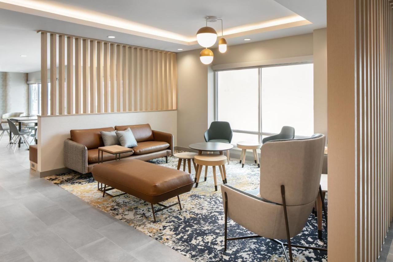 Towneplace Suites By Marriott Ошкош Екстериор снимка