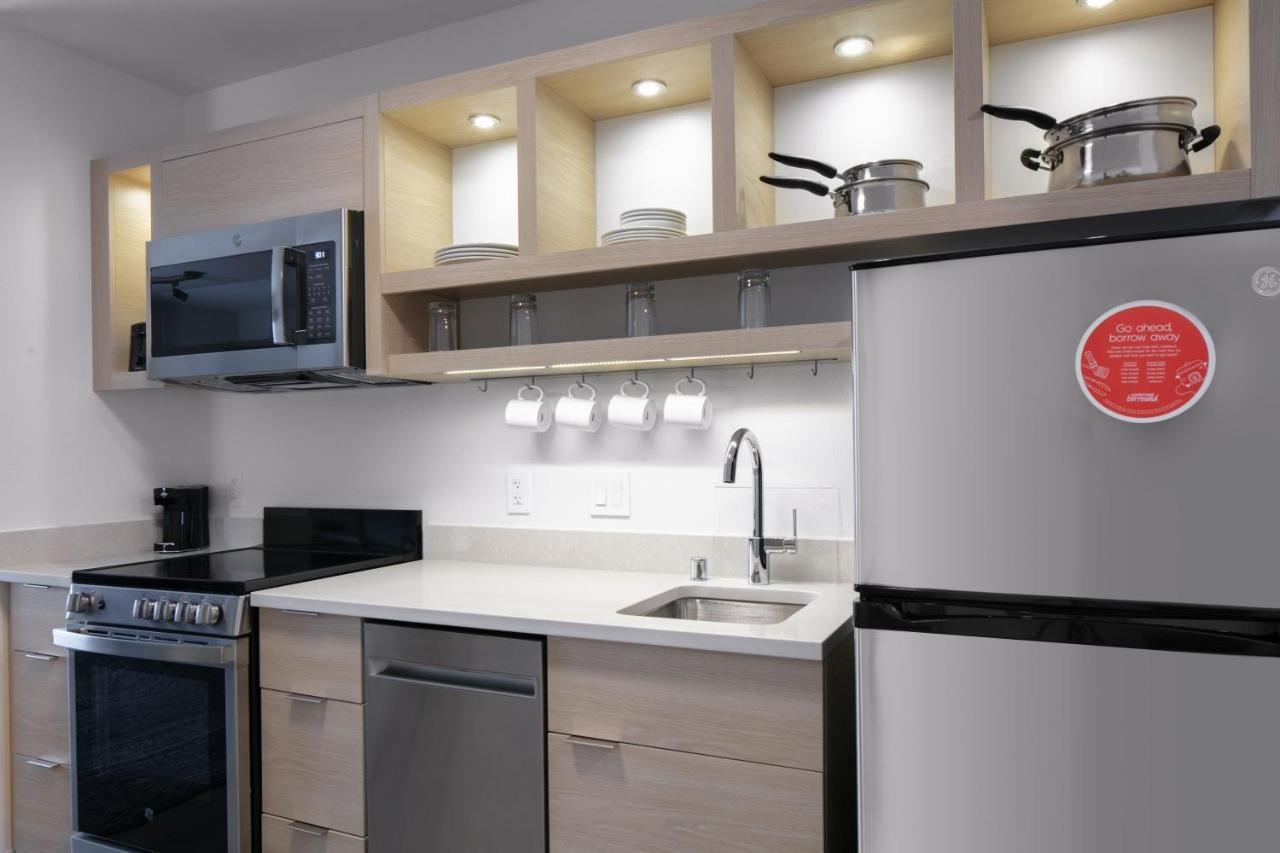 Towneplace Suites By Marriott Ошкош Екстериор снимка