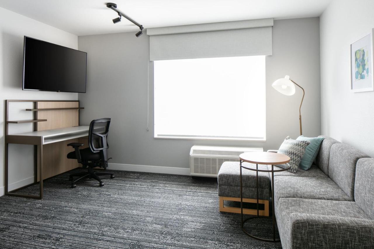 Towneplace Suites By Marriott Ошкош Екстериор снимка